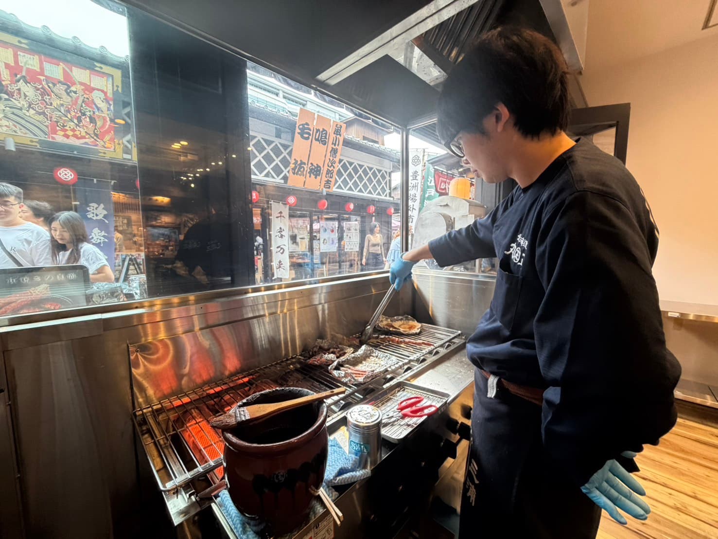 北海道 丸正 豊洲店の浜焼き実演の様子